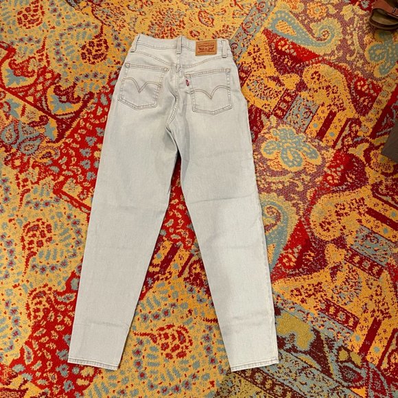 Levi's Light Wash High Wasited Jeans - Picture 3 of 4